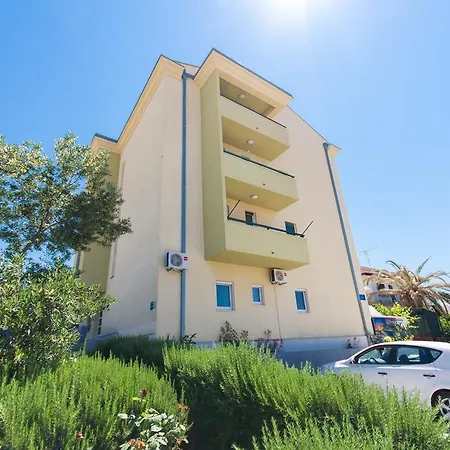Two-bedroom In Okrug Gornji Iv *